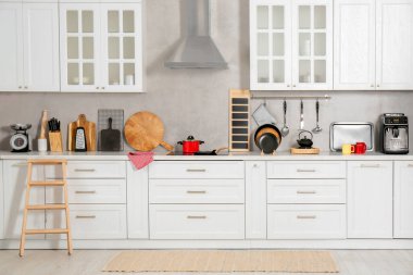 Modern mobilyalarla dolu güzel bir mutfak.