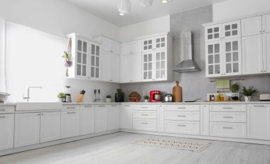 Modern mobilyalarla dolu güzel bir mutfak.