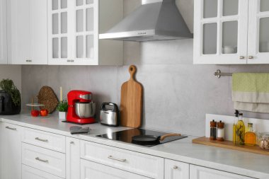 Modern mobilyalarla dolu güzel bir mutfak.