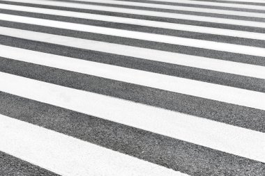 Arka plan olarak asfalt üzerinde yaya geçidi. Yol düzenlemeleri