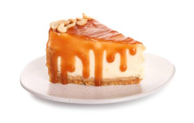 Karamelli ve fındıklı bir dilim lezzetli pasta.