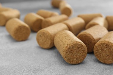 Şarap şişesi mantarları açık gri masada, yakın plan.