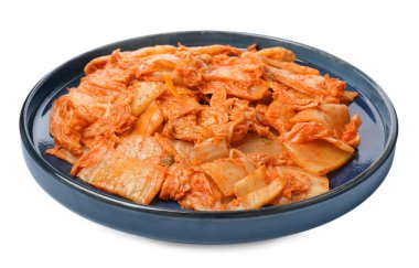 Beyaz üzerine Çin lahanası izole edilmiş lezzetli kimchi tabağı.