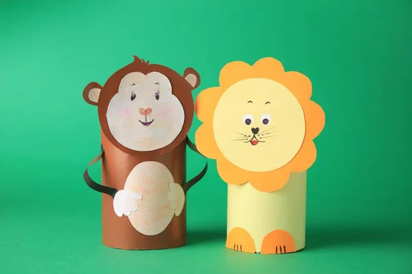 Spielzeugaffe Und Löwe Aus Toilettenpapier Naben Auf Grünem Hintergrund Handgemachte — Stockfoto