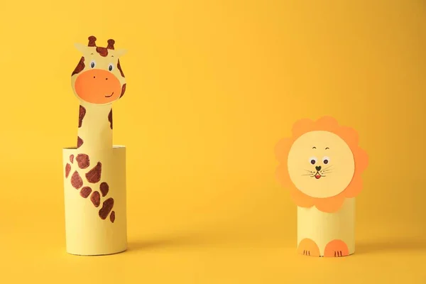 Spielzeuggiraffe Und Löwe Aus Toilettenpapier Naben Auf Gelbem Hintergrund Platz — Stockfoto