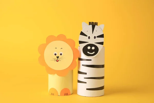 Spielzeuglöwe Und Zebra Aus Toilettenpapier Naben Auf Gelbem Hintergrund Handgemachte — Stockfoto