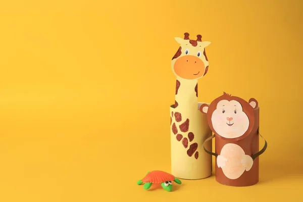 Spielzeugaffe Und Giraffe Aus Toilettenpapier Mit Knetschildkröte Auf Gelbem Hintergrund — Stockfoto