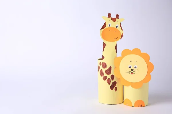 Spielzeuggiraffe Und Löwe Aus Toilettenpapier Naben Auf Weißem Hintergrund Platz — Stockfoto