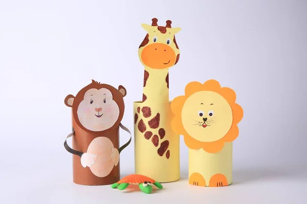 Spielzeugaffe Giraffe Und Löwe Aus Toilettenpapier Mit Knetschildkröte Auf Weißem — Stockfoto