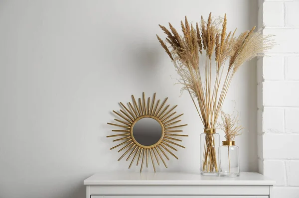 Stilvolle Dekorative Vasen Auf Der Kommode Zimmer — Stockfoto