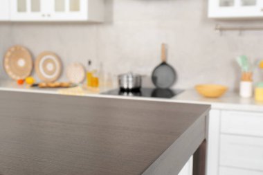 Mutfakta ahşap masa var. İç tasarım