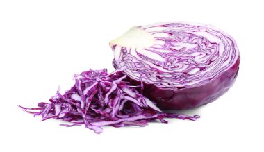 Beyaz arka planda taze olgun kırmızı lahana kes