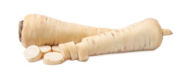 Beyaza izole edilmiş çiğ maydanoz kökleri. Sağlıklı yemek.