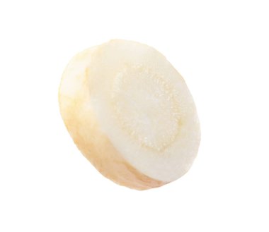 Beyaza izole edilmiş çiğ maydanoz kökü.