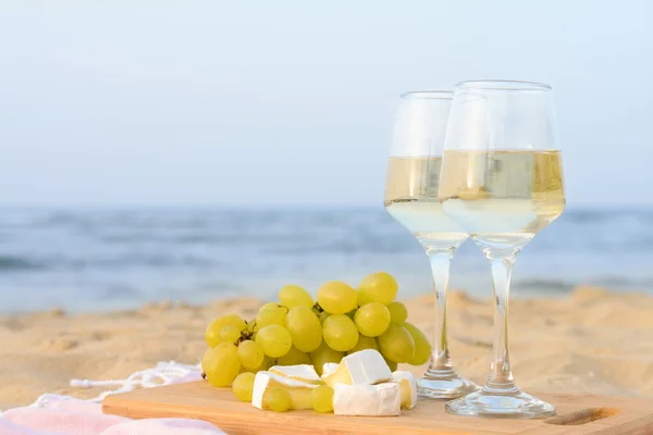 Ποτήρια Λευκό Κρασί Και Σνακ Στην Αμμώδη Παραλία Χώρος Για — Φωτογραφία Αρχείου