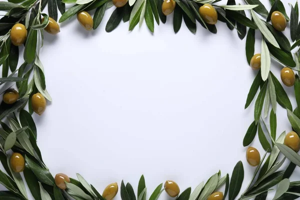 Telaio Realizzato Con Olive Verdi Fresche Foglie Sfondo Bianco Posa — Foto Stock