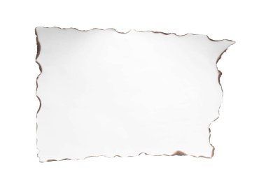 Koyu yanık kenarlı bir kağıt parçası beyaza izole edilmiş. Metin için boşluk