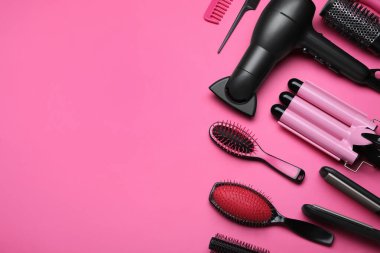Profesyonel kuaför araçlarının pembe arkaplan üzerinde düz konum, metin için boşluk