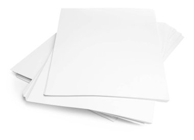 Beyaz arkaplanda kağıt yığınları