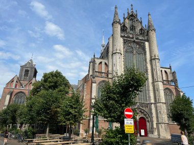 Leiden, Hollanda - 28 Ağustos 2022; Güneşli bir günde Hooglandse Kerk ve ağaçlarının güzel manzarası