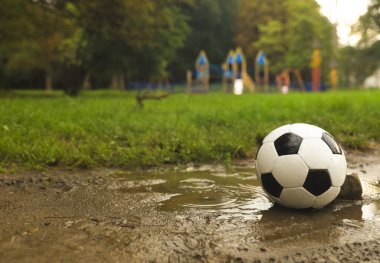 Açık havada deri futbol topu, mesaj için yer.