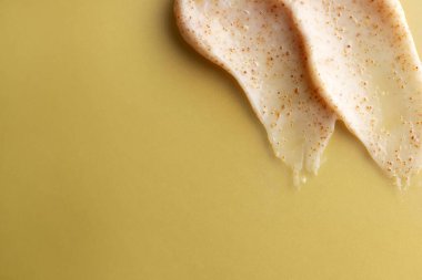 Koyu sarı üzerine doğal ovalama örnekleri, üst manzara. Metin için boşluk