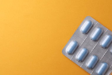 Turuncu arka plandaki yazılar için haplar ve yer, üst manzara. İktidar sorunu