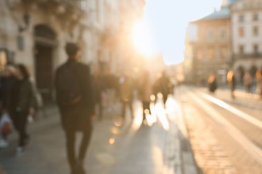 Şehir caddesinde yürüyen insanların bulanık görüntüsü