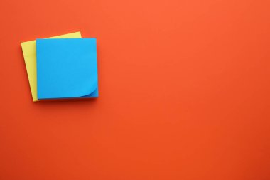 Turuncu arkaplan üzerine kağıt notlar, üst manzara. Metin için boşluk