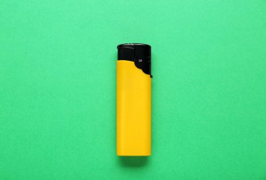 Yeşil arkaplanda küçük cep çakmağı, üst görünüm