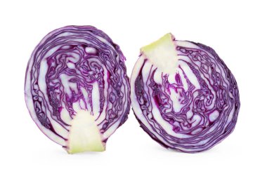 Beyaz arka planda taze kırmızı lahana.