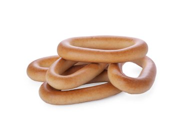 Birçok lezzetli kuru simit (sushki) beyaz üzerine izole edilmiştir.