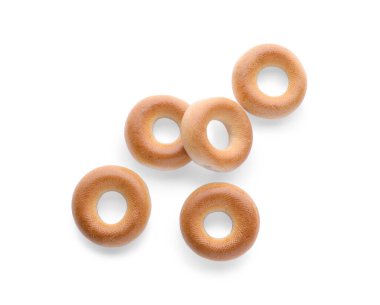 Birçok lezzetli kuru simit (sushki) beyaz, üst görünümde izole