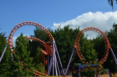 Amsterdam, Hollanda - 8 Ağustos 2022 Walibi Holland lunaparkında büyük renkli lunapark treni