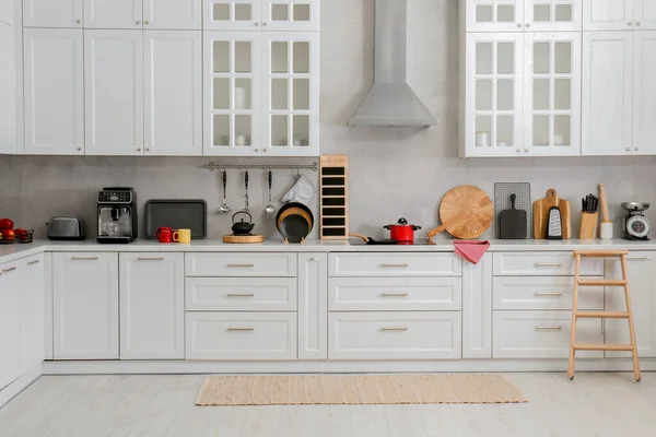 スタイリッシュなモダンな家具と美しいキッチンインテリア — ストック写真
