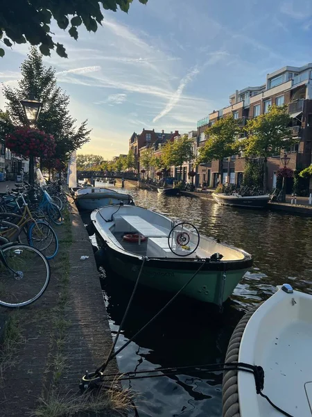 Лейден Нідерланди Серпня 2022 Року Мальовничий Вид Міський Канал Пришвартованими — стокове фото