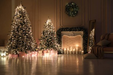 Güzel Noel ağaçlarıyla dolu şenlik odası.