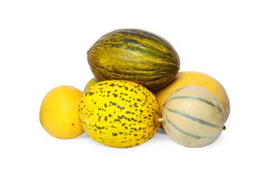 Beyaz arka planda leziz olgun kavunlar