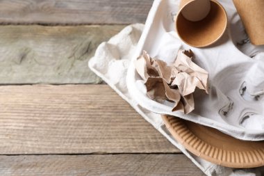 Ahşap masadaki farklı atık kağıtlar. Metin için boşluk