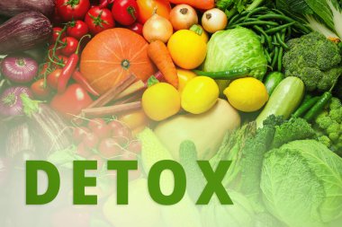 Word Detox ve arka planda bir sürü taze sebze, üst görünüm