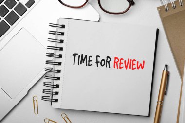 İnceleme için metin zamanı, kırtasiye ve dizüstü bilgisayarı beyaz masa üzerinde düz konum