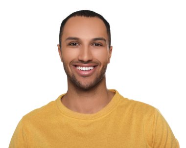 Beyaz arka planda gülümseyen Afrikalı Amerikalı bir adamın portresi