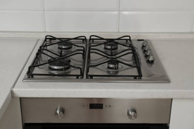 Yeni gaz ocağı ve fırın şık bir mutfakta.