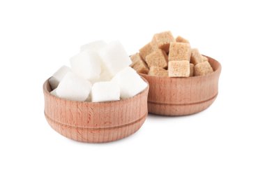 Beyaz arkaplanda farklı saf şeker küpleri olan kaseler