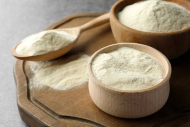 Kaseler ve kaşık dolusu agar-agar tozu gri masada.