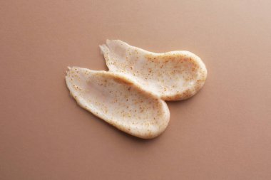 Renk arkaplanındaki fırça örnekleri, üst görünümde