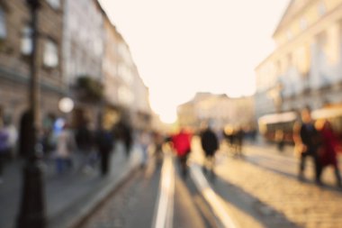 Şehir caddesinde yürüyen insanların bulanık görüntüsü