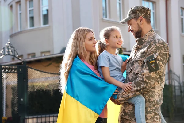 Soldier Military Uniform Reunited His Family Ukrainian Flag Outdoors — Stock Photo, Image