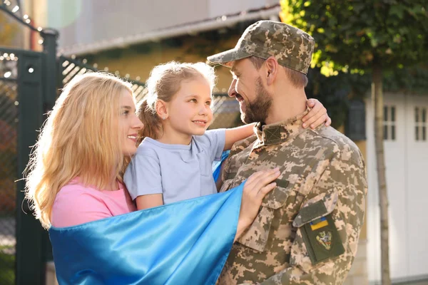 Soldier Military Uniform Reunited His Family Ukrainian Flag Outdoors — Stock Photo, Image