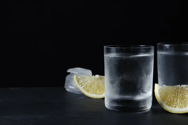 Toma Vasos Vodka Con Rodajas Limón Hielo Sobre Fondo Negro — Foto de Stock